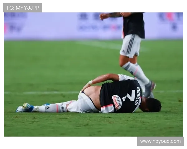 足球明星沙滩上意外尴尬瞬间引发热议网友调侃不断